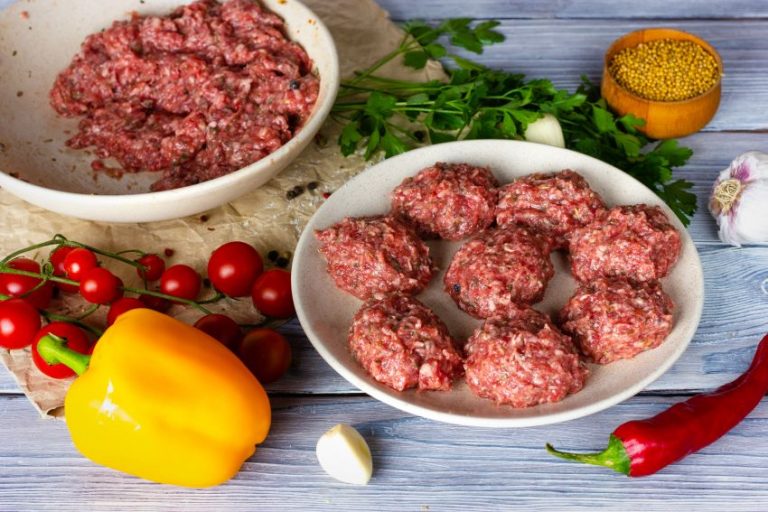 Ce păţeşti dacă mănânci carne tocată în exces. Nu doar stomacul are de suferit!