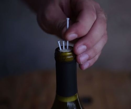 delay Wear out Clean the bedroom 10 metode prin care poţi deschide o sticlă cu vin fără tirbuşon VIDEO