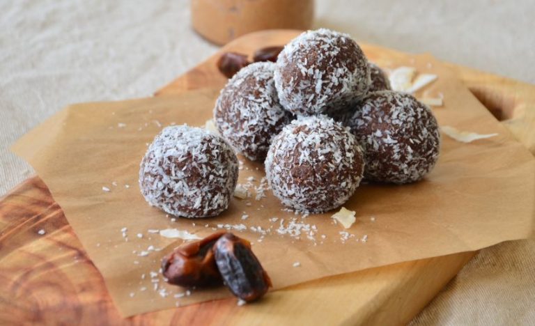 Bomboane Raffaello fără zahăr și fără coacere, din 3 ingrediente: migdale, curmale și fulgi de cocos