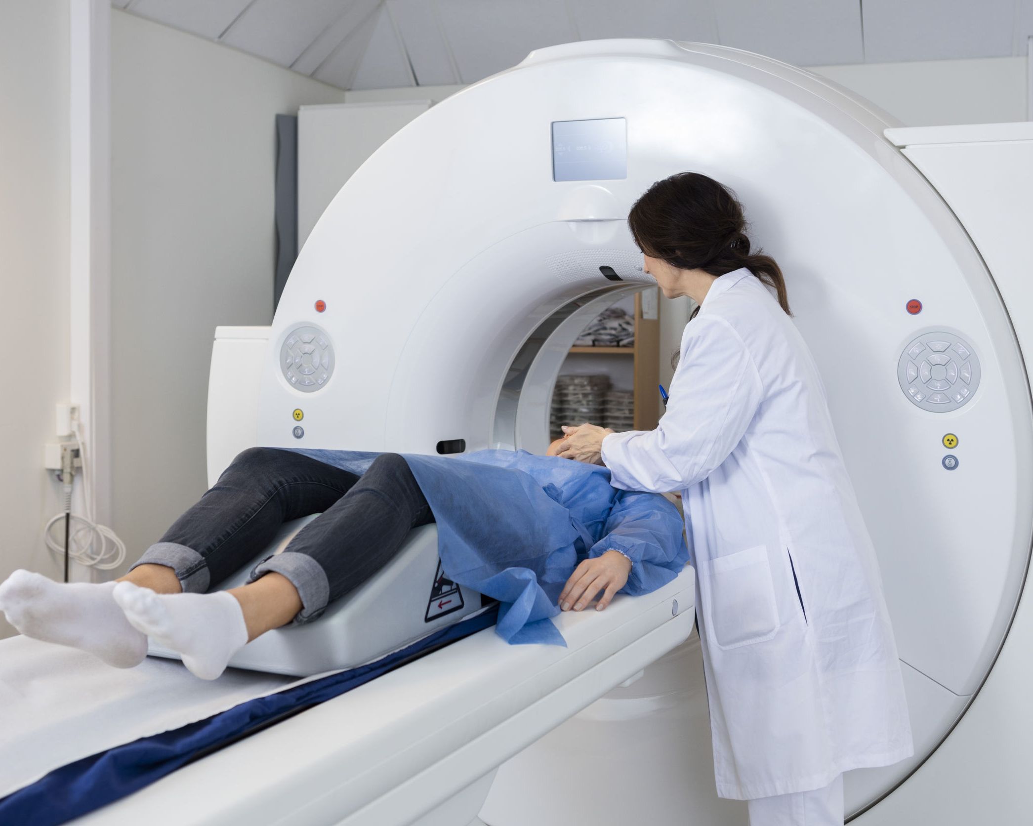 Cum functioneaza aparatul de rezonanta magnetica (IRM) si ce afectiuni poate depista? | VIDEO