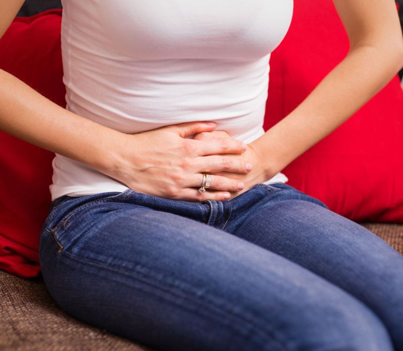Ce cauzează durerile menstruale și cum le poți opri? | Libresse
