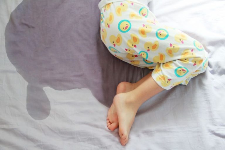 Copilul face pipi în pat. Care sunt cauzele şi ce presupune tratamentul?