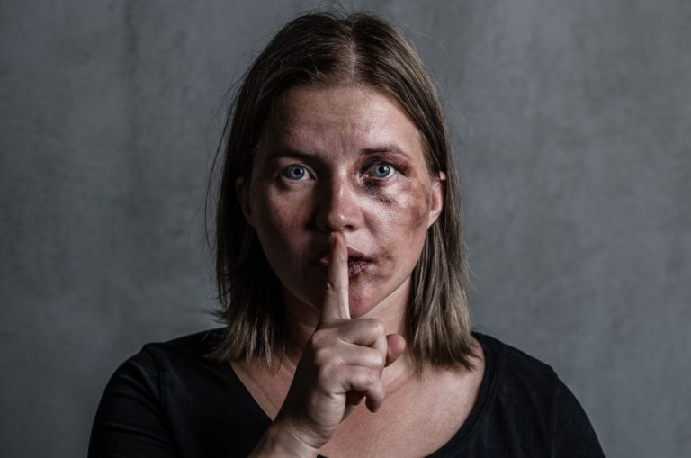 Violența domestică în România. Interviu cu un avocat care apără femeile abuzate