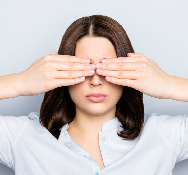 8 simptome care iti arata ca ai nevoie de ochelari de vedere