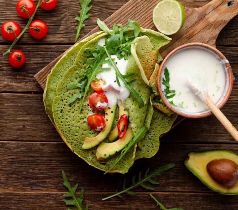 Clătite verzi cu spanac şi umplutură de avocado, roşii cherry şi brânză cottage