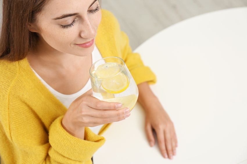 8 motive pentru care trebuie sa bei apa calda cu lamaie in fiecare dimineata | Jurnal de reţete