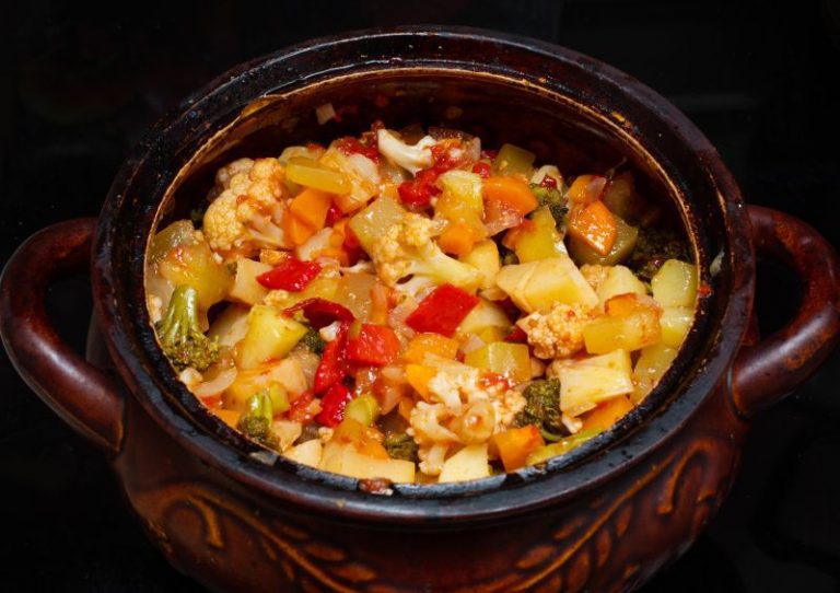 Ghiveci de legume (ratatouille) la cuptor: mâncare de post cu puține calorii, gustoasă și sățioasă