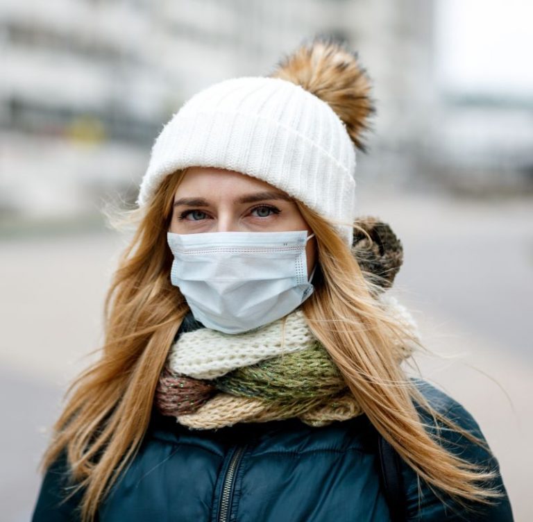 Până când trebuie să purtăm mască? Răspunde expertul şef în boli infecţioase din SUA