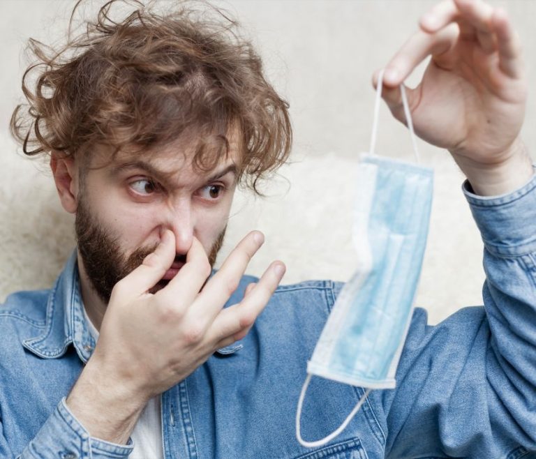 Masca miroase urât? Vezi 10 posibile cauze!