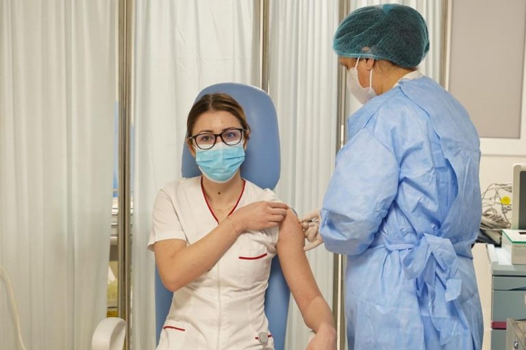 Mihaela Anghel, prima persoană vaccinată împotriva COVID-19 în România: „Simt și sper că este începutul sfârșitului acestei pandemii”