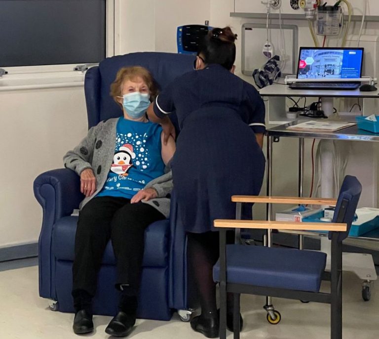 Margaret Keenen, prima persoană din lume vaccinată împotriva COVID-19,. Are 90 de ani și consideră că vaccinul este „cel mai bun cadou de ziua ei”