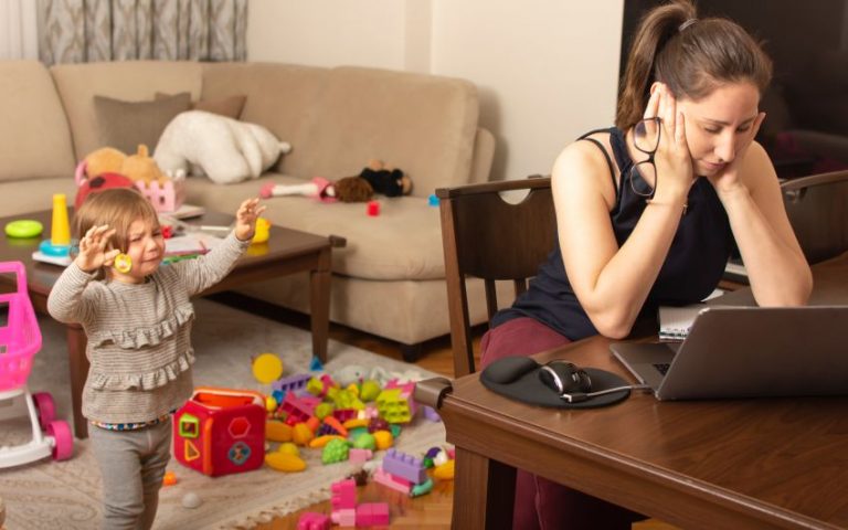 Munca la domiciliu, o provocare imensă pentru angajați și angajatori. Explică Gabriela Manolescu, psiholog