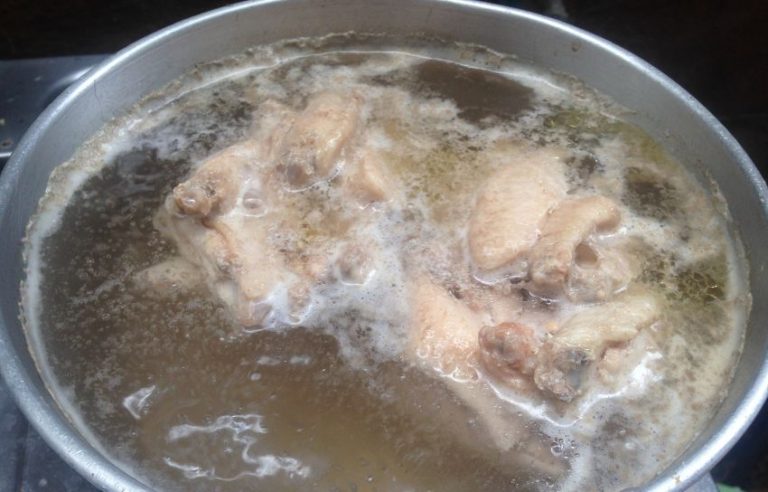 De ce trebuie să aduni spuma când fierbi carne pentru supă
