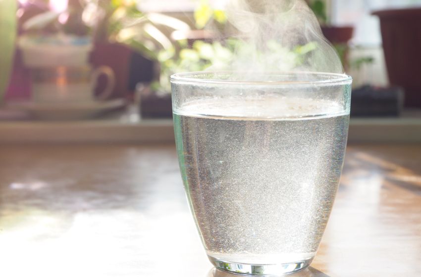 De ce e bine să bei apă caldă pe stomacul gol