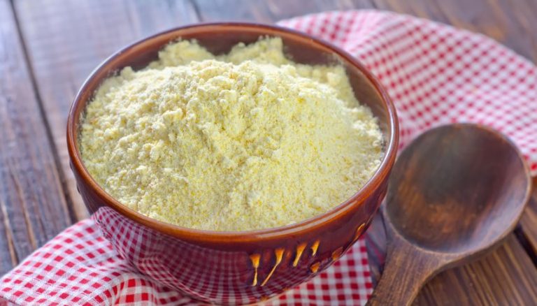 Făina de porumb nu este totuna cu amidonul din porumb. Ce beneficii are și cum poate fi folosită