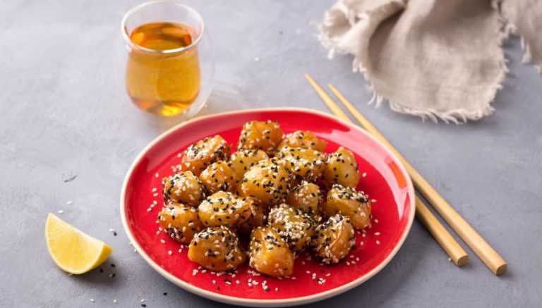 Fructe prăjite chinezești - mix de mere, banane și ananas în sos de caramel