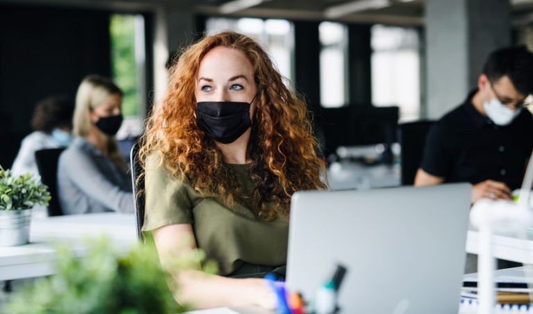 Revenirea la birou, vaccinați și protejați. Dar cât de pregătiți psihic suntem pentru asta?