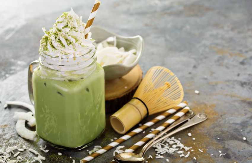 Frappe de matcha cu lapte vegetal o băutură energizantă delicioasă
