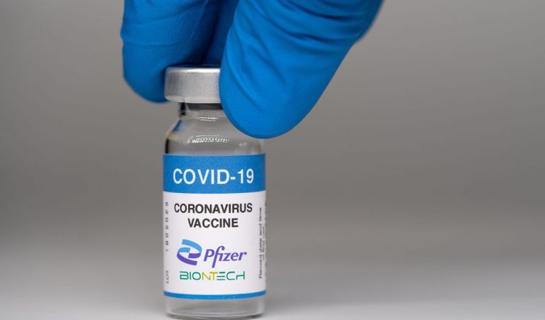 Vaccinul Pfizer a primit autorizare definitivă din partea FDA pentru utilizare la persoanele de peste 16 ani