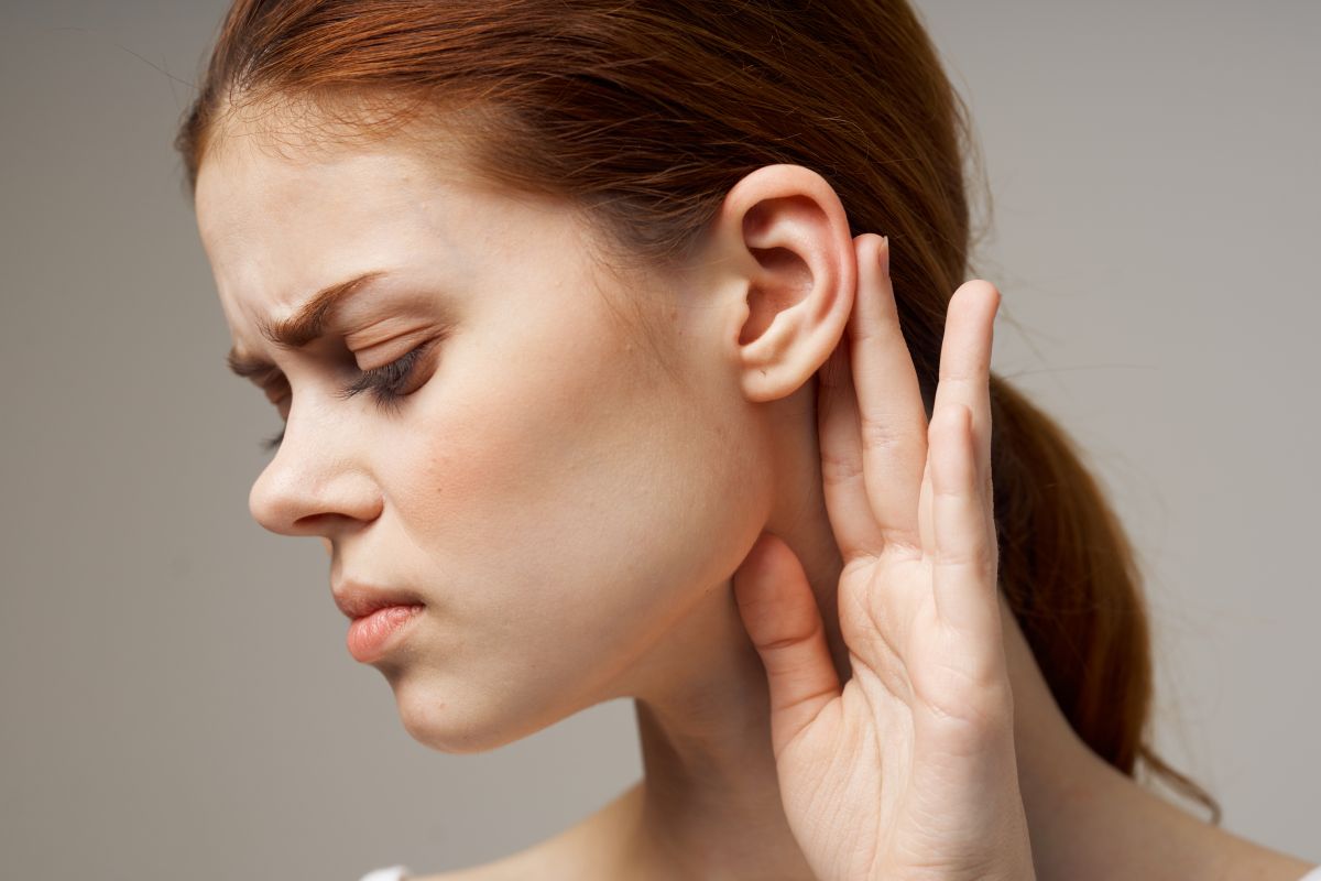 Durerile de urechi – cauze, semnele unei infecții, tratament naturist