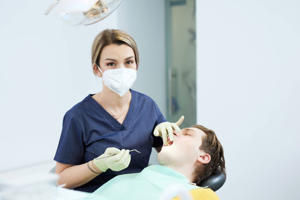 4 din 10 români nu au fost niciodată la dentist. TOP cele mai frecvente probleme dentare