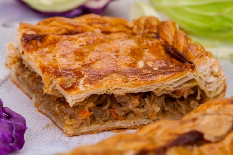 Plăcintă cu varză dulce cu foi subțiri din comerț - rețeta de post, pas cu pas