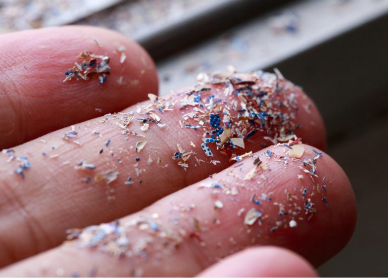 Descoperire uriașă făcută de cercetători! Microplasticele au fost depistate în sângele uman