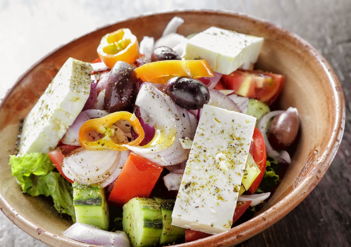 Πρωτότυπη συνταγή για ελληνική σαλάτα, όπως στη μητέρα της.  Θέλετε να τρώτε υγιεινά και νόστιμα στο σπίτι στην Ελλάδα!