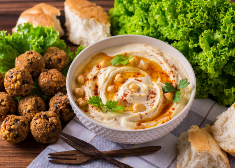 4 moduri în care să mănânci humus, sub 300 de calorii