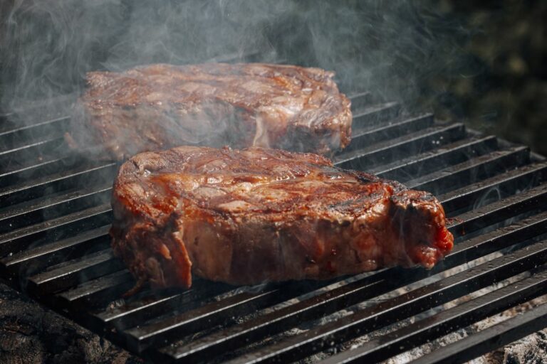 Carnea la grătar crește riscul unui tip de cancer care afectează cu precădere bărbații. Se manifestă prin balonare și arsuri la stomac