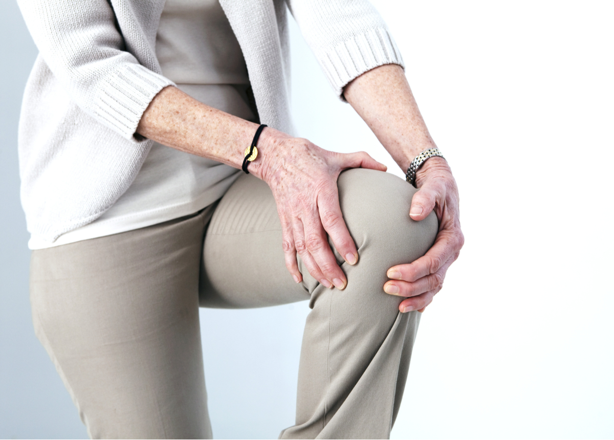 Лечение боли в коленях у пожилых людей. Суставы. Больные суставы. Боль в колене.