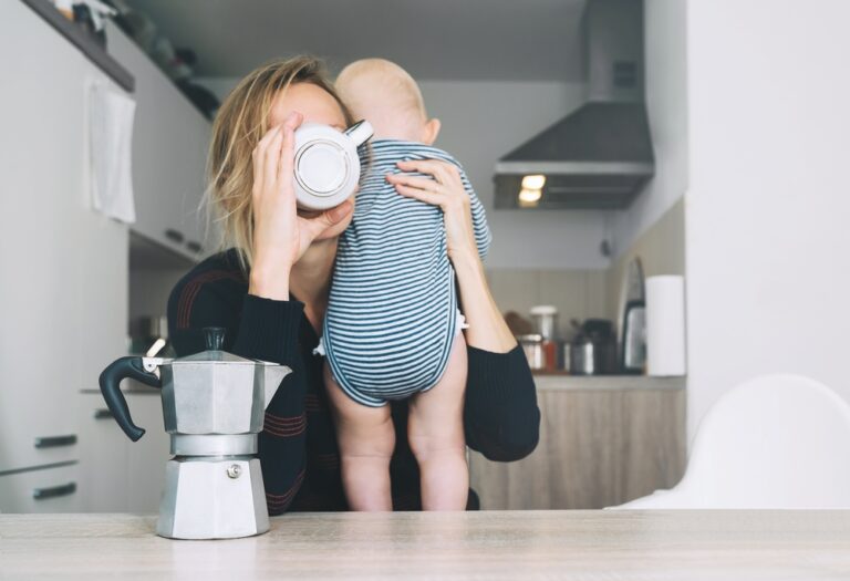 cafea, femeie, durere de cap, foto shutterstock