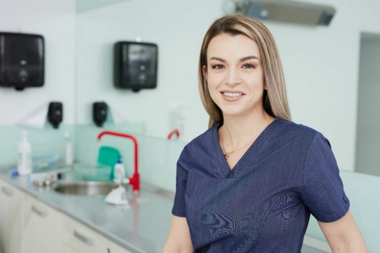 Cât de des trebuie să schimbăm periuța de dinți. Recomandările medicului stomatolog Sorina Stroe