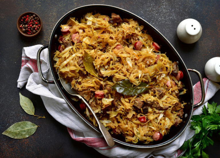 Varză călită cu cabanos, un preparat tradițional care-ți lasă gura apă