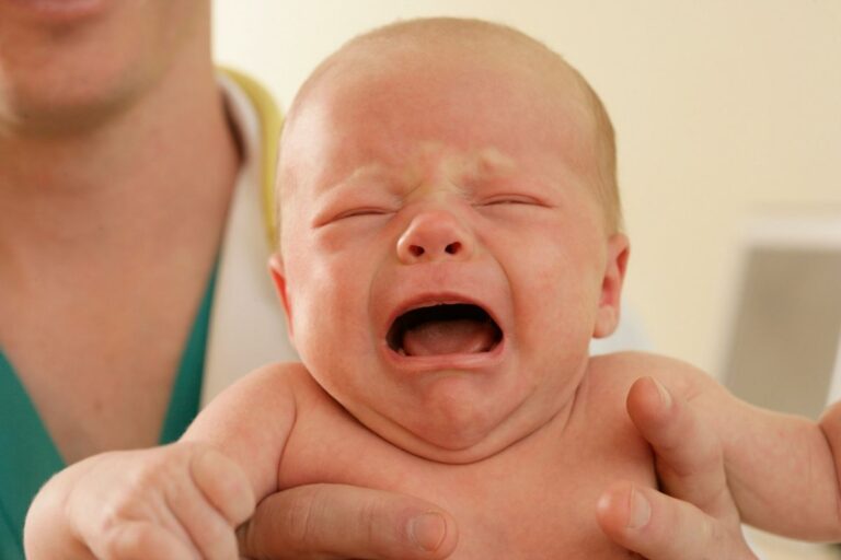 Virusul respirator sincițial face ravagii în rândul copiilor mici. Dr. Mihai Craiu: Se chinuie să respire, cu geamăt și frecvență foarte mare