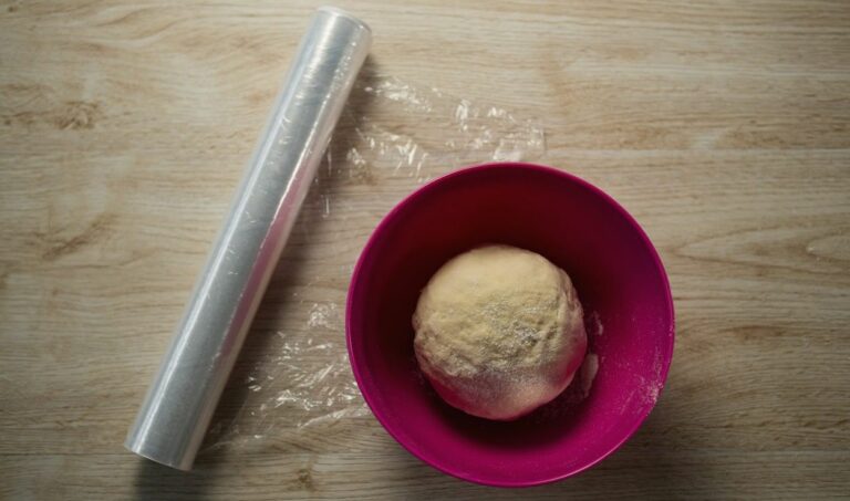 În ce tip de castron crește mai repede aluatul de cozonac - inox, sticlă sau plastic?