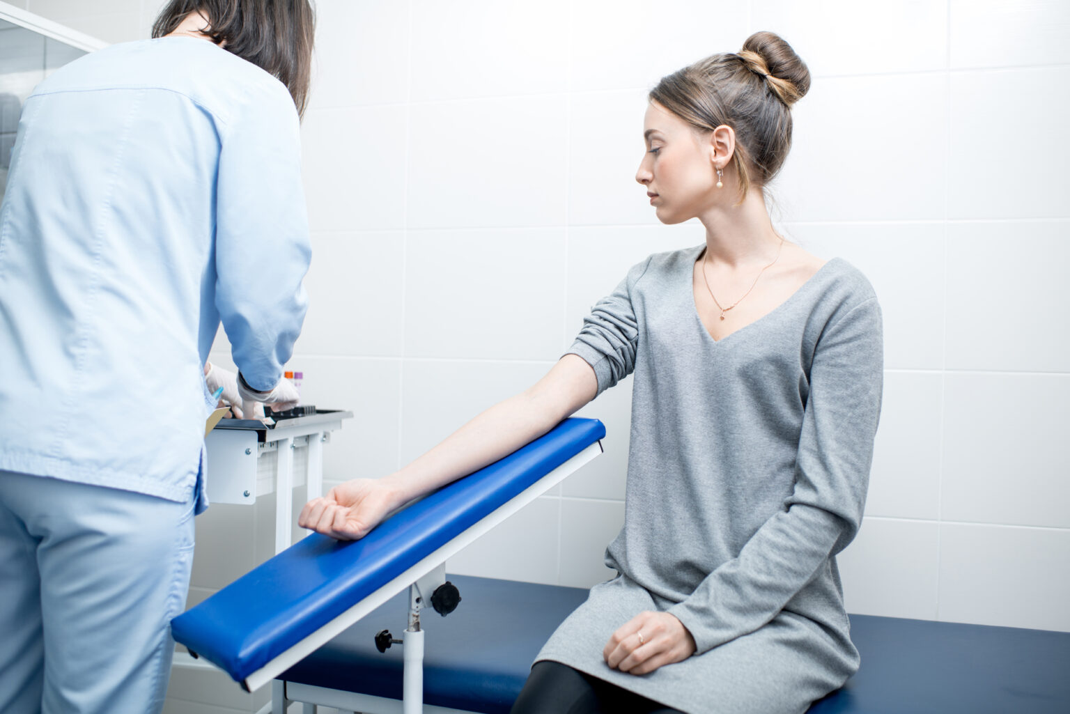 10 analize pentru căderea părului. Ce investigații pot depista cauza pentru care îți cade excesiv părul