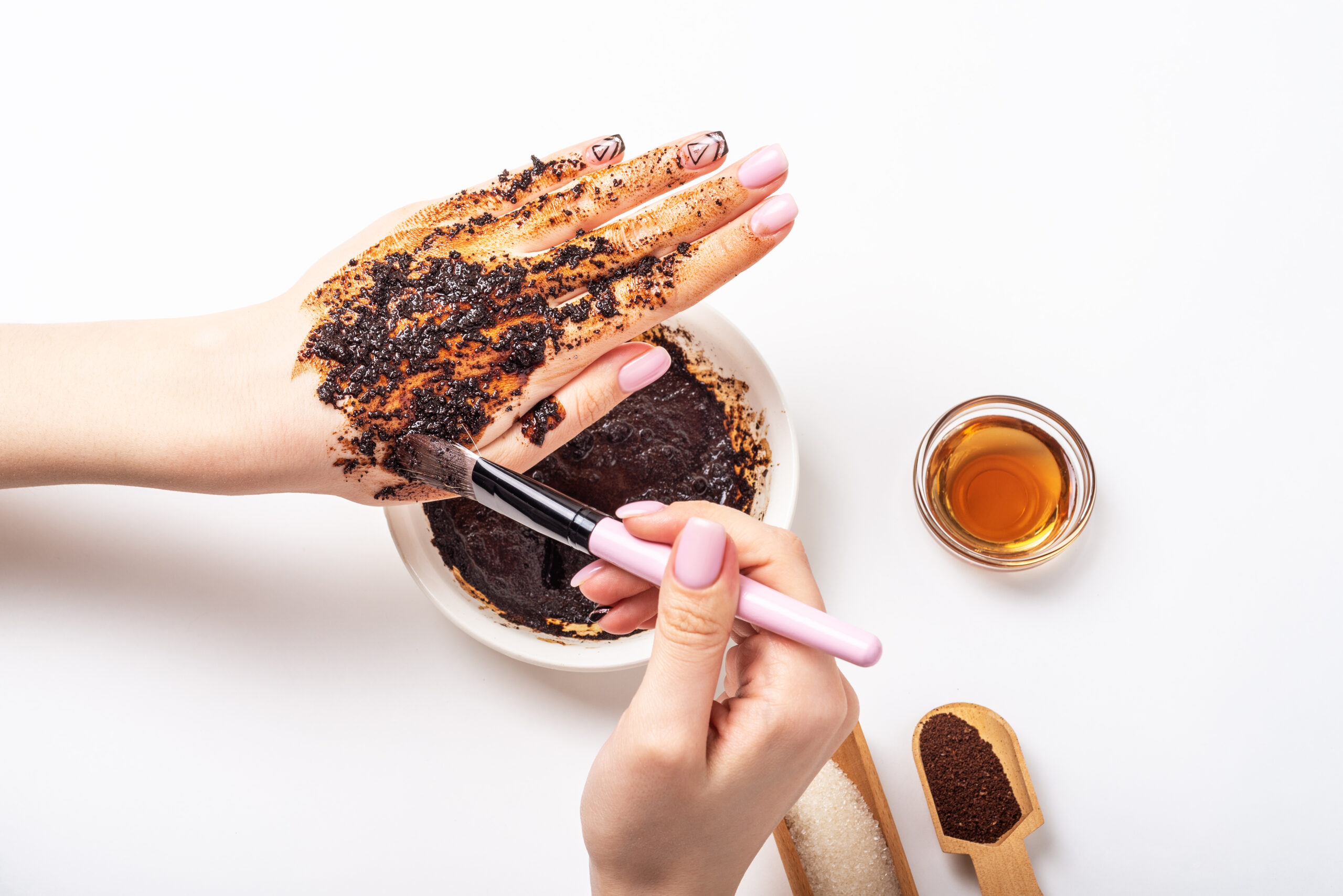 Scrub din zaț de cafea și ulei de cocos, o mixtură eficientă pentru