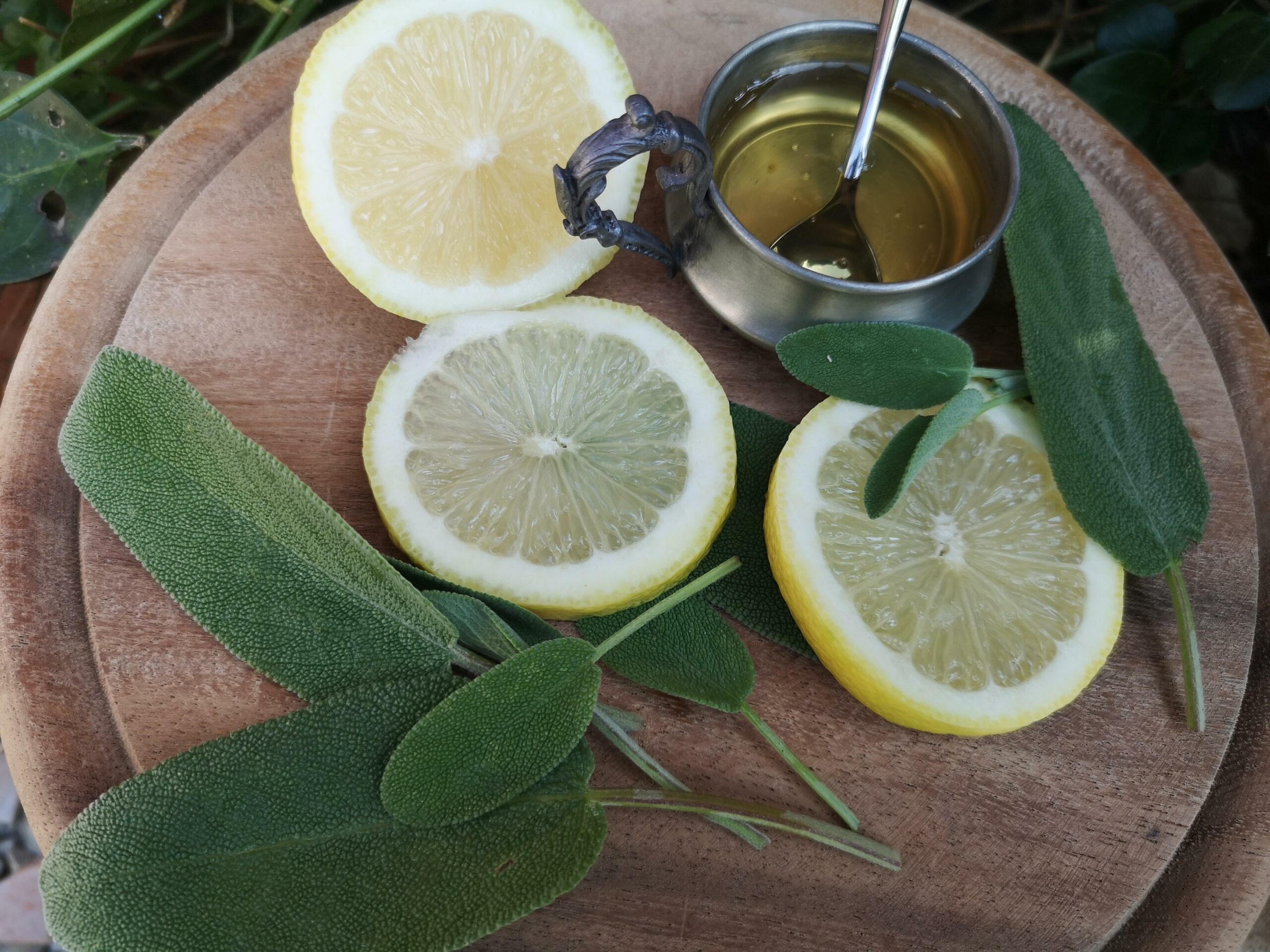 La tisana che aiuta a eliminare la forfora ma calma anche le vampate di calore durante la menopausa.  Costa solo un centesimo a tazza!