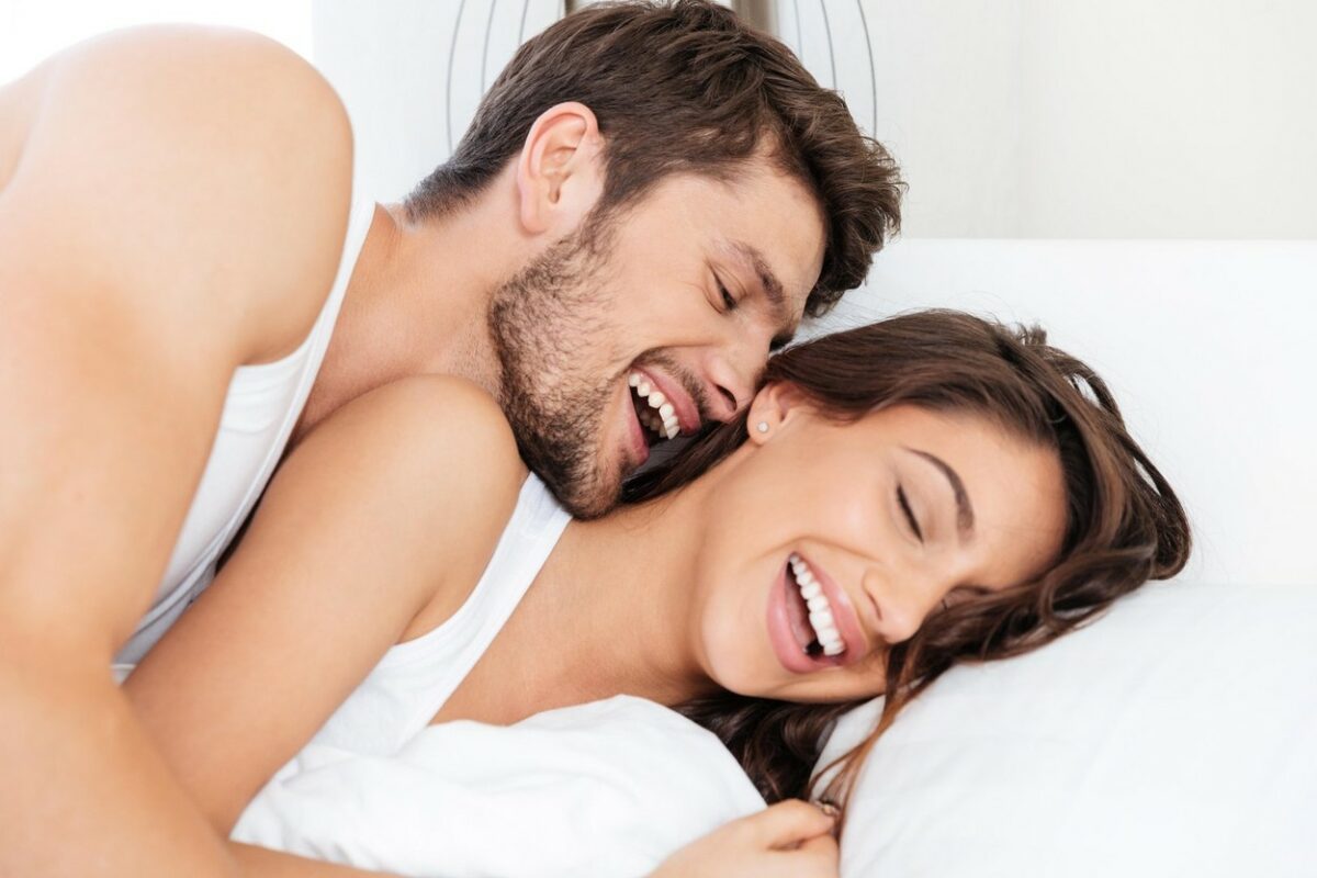 De ce este important să râdem și cum ne poate ajuta umorul în relația de cuplu?