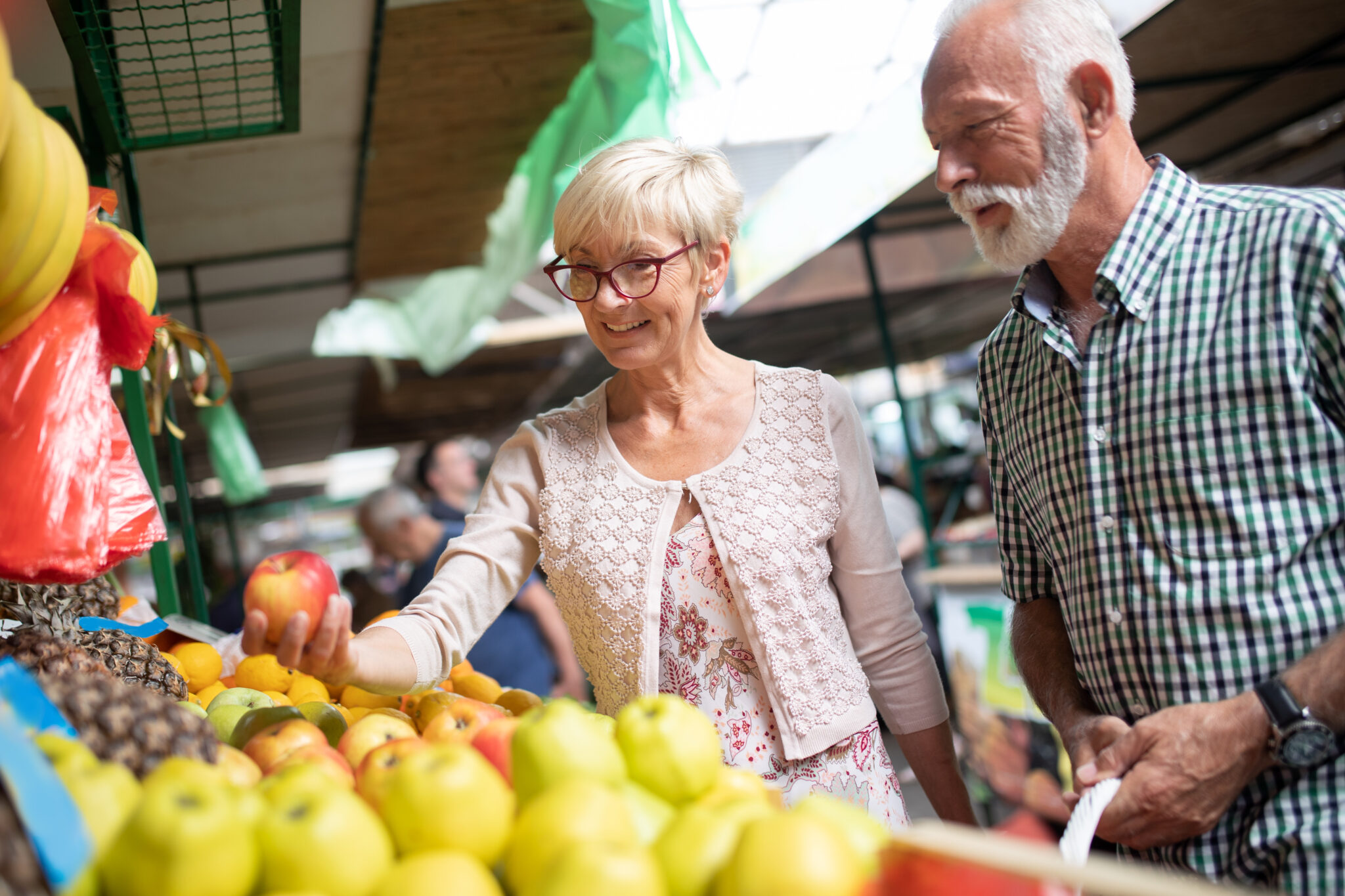 Mergi la piață! Fructe și legume pe care să nu le cumperi niciodată din supermarket