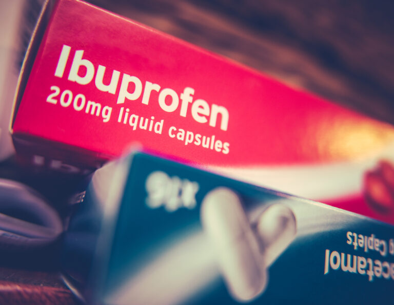 Ibuprofen versus alcool. De ce să nu le amesteci?