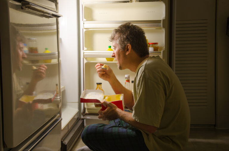 10 alimente care distrug somnul. Ce să nu mănânci înainte de culcare, chiar dacă sunt sănătoase