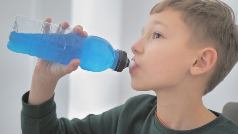 Energizantele, un pericol pentru copii! Produc boli de care părinții nu înțeleg de ce au apărut. Care sunt acestea