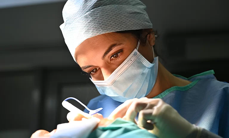Conceptul de mommy makever. Dr. Dr. Raluca Berheci: "Scopul este resturarea unui contur cât mai tonifiat al siluetei"