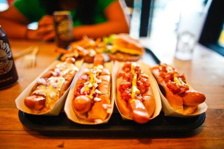 Cum adaugă hot dog-ul și șunca ani la vârsta creierului tău. Efectul se poate evita prin schimbări alimentare simple