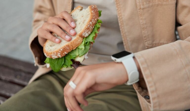 De ce ar trebui să mergi pe jos după fiecare masă. Câte minute sunt necesare pentru a simți efectele