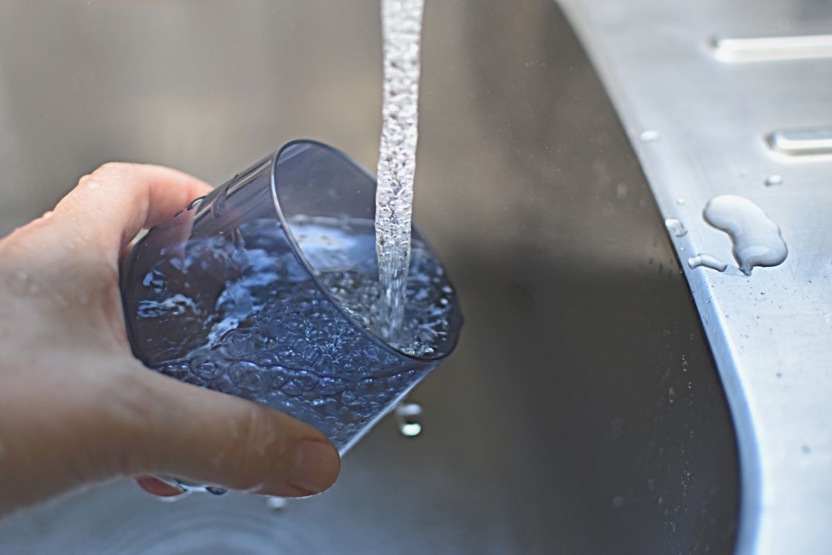 Metoda simplă de a purifica apa de la robinet! Microplasticele din ea ...