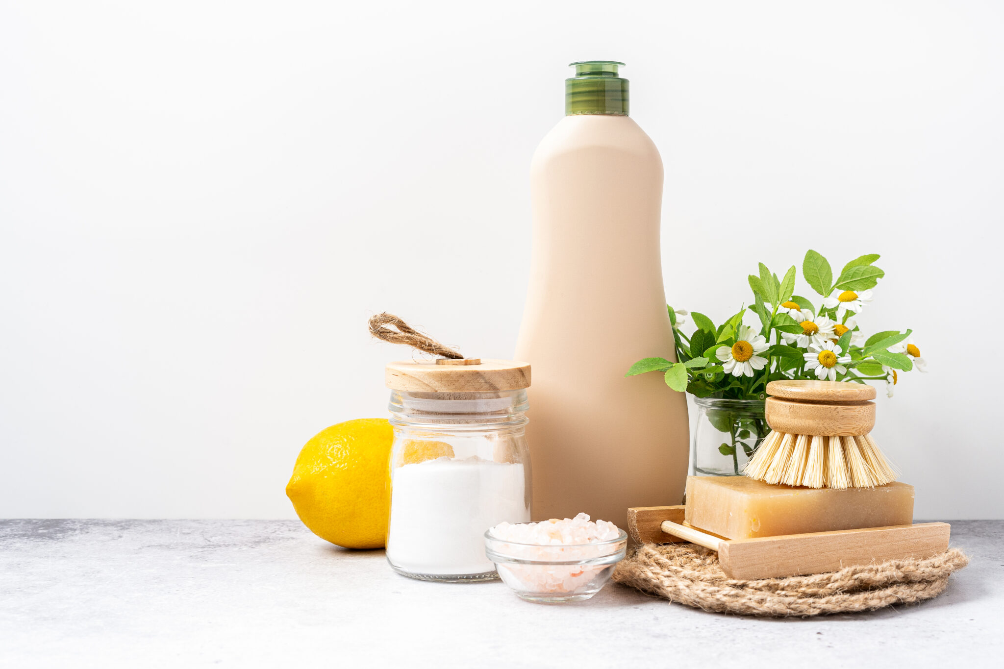 Motivul pentru care ar trebui să pui sare în detergentul de vase. Cum te poate ajuta acest truc genial