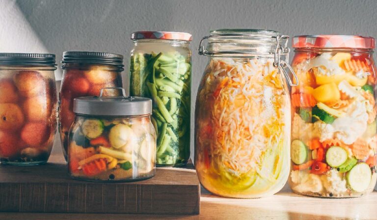 Ai pregătit murăturile și zacusca pentru iarnă? Iată trucul genial care împiedică borcanele să ia aer